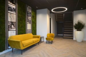 In deze entreehal is een onderhoudsvrije moswand gemonteerd. De groenstyliste van StudioCentro komt graag in Apeldoorn deze makkelijke moswand plaatsen.