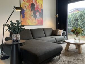 In deze zithoek heeft de interieurarchitect van StudioCentro een kleine plant neergezet, een prachtig voorbeeld van een zeer duurzame plant.