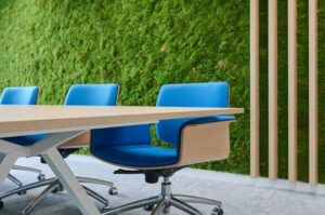 In dit kantoor heeft de interieurarchitect van StudioCentro een prachtige moswand laten monteren. Een prachtig voorbeeld van een zeer duurzame, groene wand.