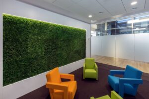 In deze wachtruimte heeft de interieurarchitect van StudioCentro een moswand geplaatst. Hij komt ook graag in jouw wachtruimte deze onderhoudsvrije moswand plaatsen.