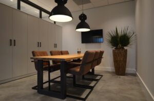 In deze vergaderruimte staat een phoenix palm, een prachtige plant. De interieurarchitect van StudioCentro komt graag in Deventer om deze duurzame kantoorplant in kantoor te plaatsen. 