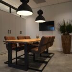 In deze vergaderruimte staat een phoenix palm, een prachtige plant. De interieurarchitect van StudioCentro komt graag in Putten om deze duurzame plant te plaatsen.