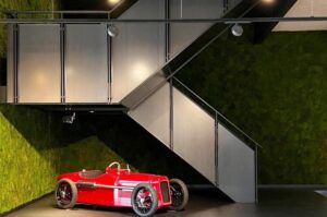 In deze ontvangsthal is een prachtige moswand gerealiseerd. De interieurontwerper van StudioCentro komt graag bij jou in Baarn deze makkelijke kantoorplanten plaatsen. 