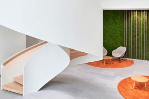 In dit interieur is een moswand geplaatst. De groenstyliste van StudioCentro komt graag deze onderhoudsvrije moswand plaatsen.