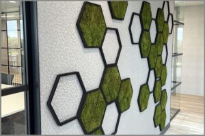 Dit is een interieur met één van de mooiste moswanden. De interieurarchitect van StudioCentro plaatst graag deze bijzondere, onderhoudsvrije wand in ieder interieur.