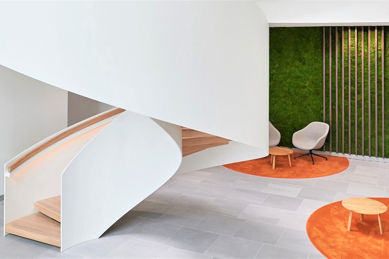 In deze ontvangsthal heeft de interieurarchitect van StudioCentro een moswand opgehangen, gemaakt van onderhoudsvrije planten.